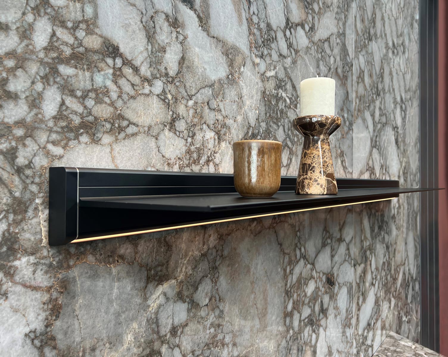 'Zwevende' wandplank met ledverlichting